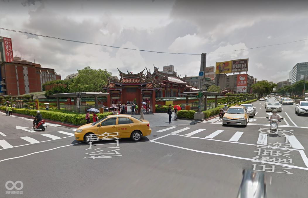 行天宮前民權東路與松江路口常常交通大打結，禮讓了行人結果自己被卡在路口的情況相當常見。