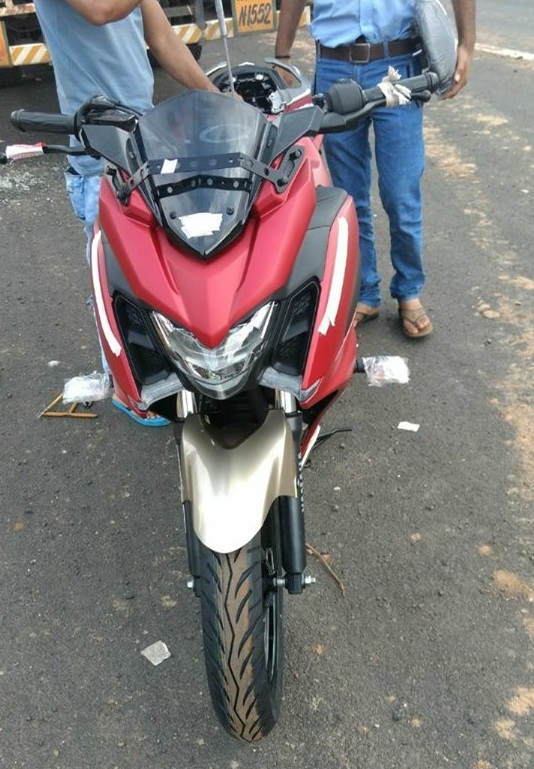 Fazer 250 的車頭配有LED 日型燈,頭燈兩側有裝飾型的進氣壩,這些元素在FZ25 上都出現過