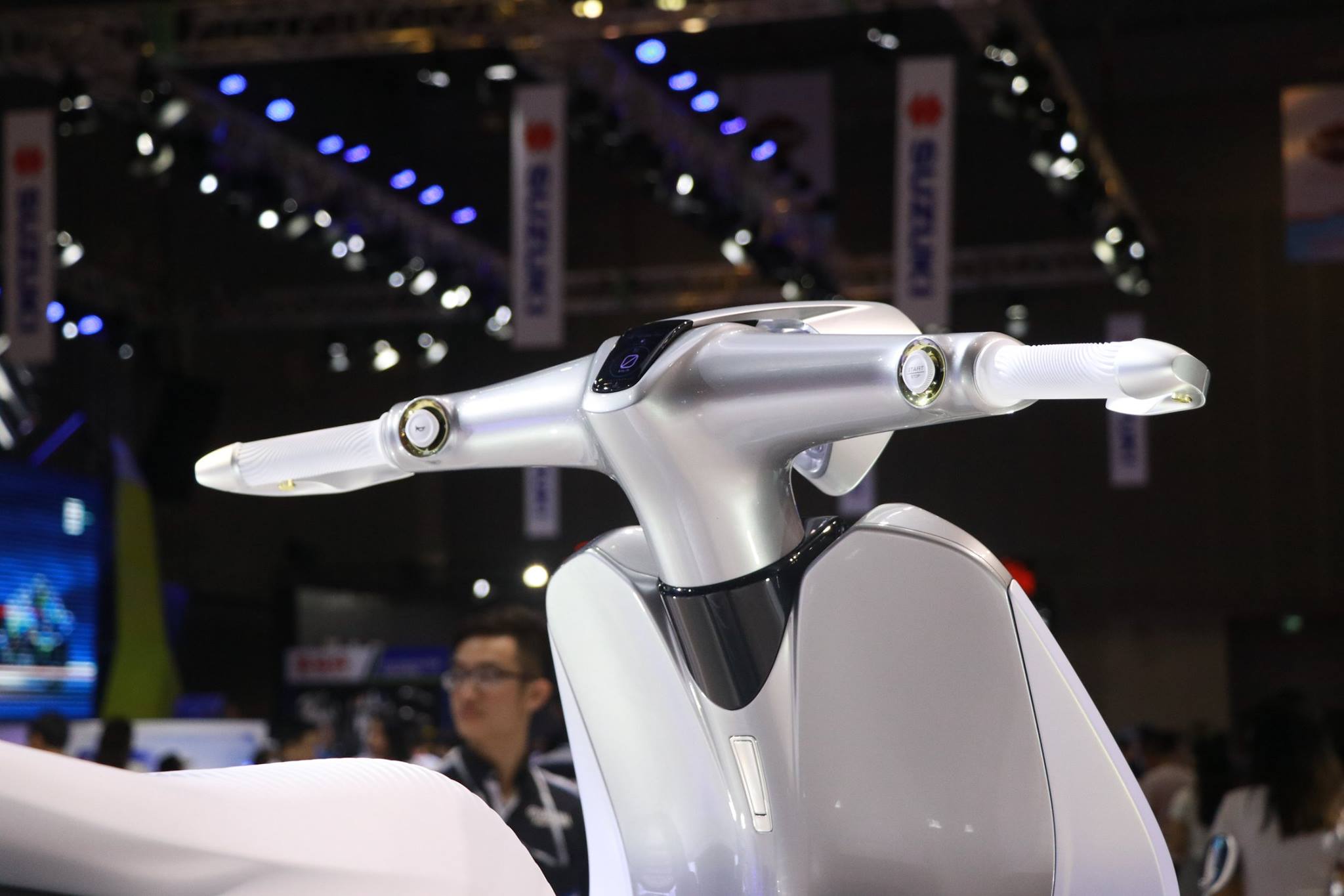 把手上的按鈕只有簡單喇叭和發動紐兩顆，打方向燈只需將喇叭按鈕往左右兩側撥弄即可