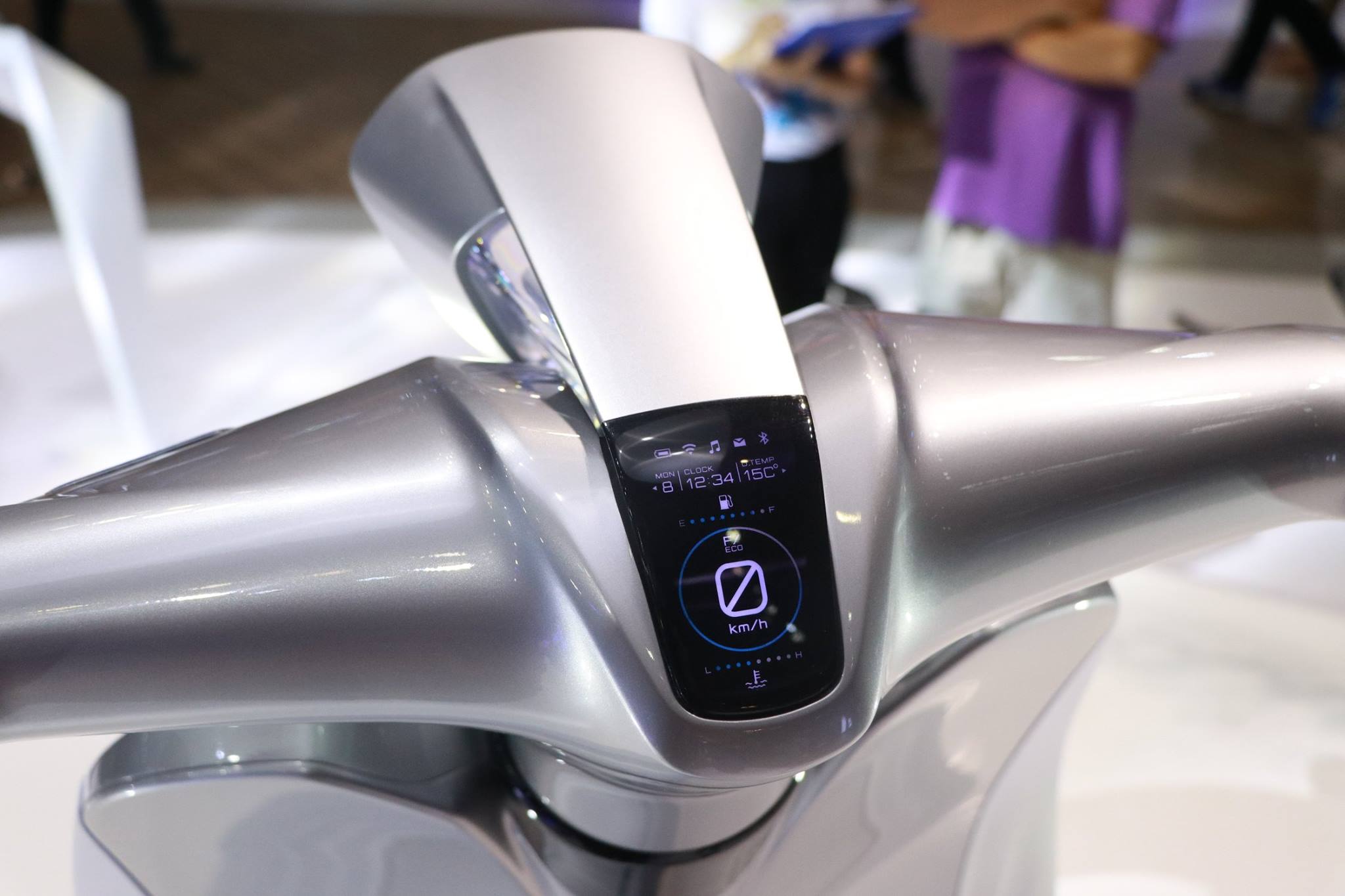 高科技的黑底白字液晶儀表顯示水溫，日期，時間，氣溫等資訊，放在充滿古典美的流線車體上也非常和諧