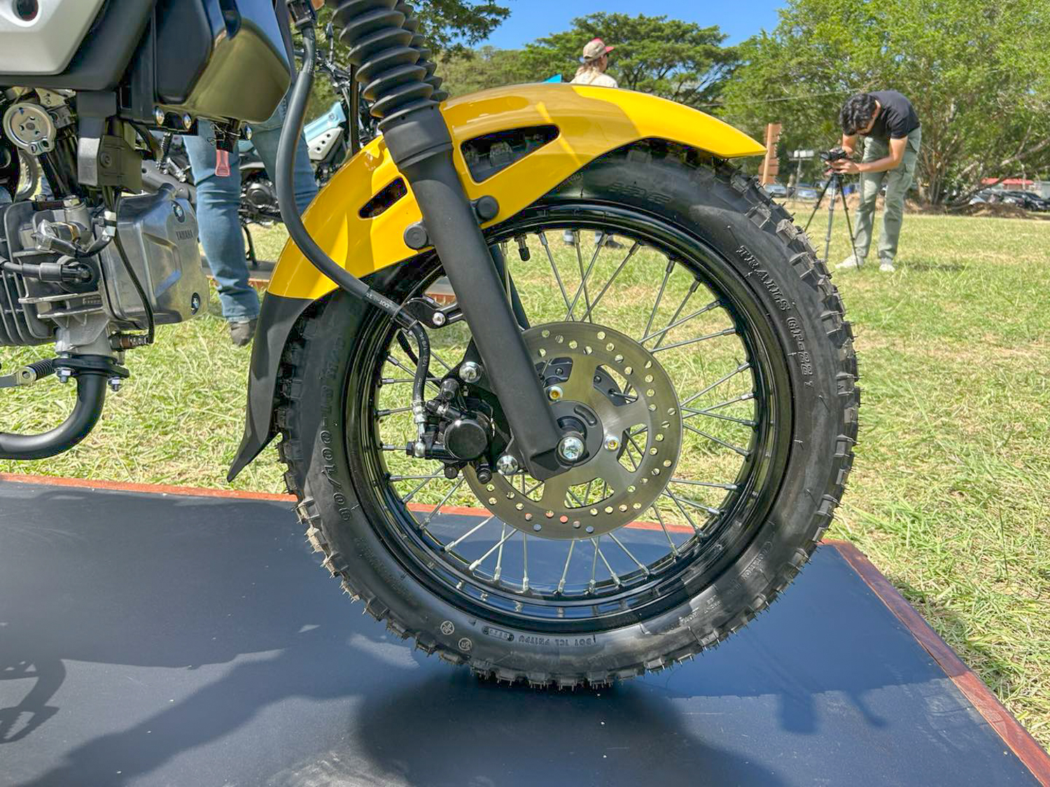 16吋鋼絲輪框、正立式前叉、前碟煞系統