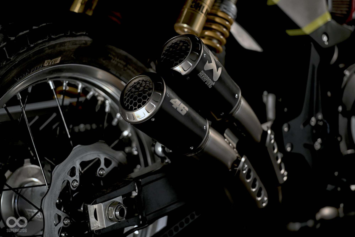 這組由Akrapovic所打造的排氣管也相當特別,頭段使用少見的兩組2-1設計,搭配上高流量空濾與大口徑化油器,創造出兇悍的輸出力道