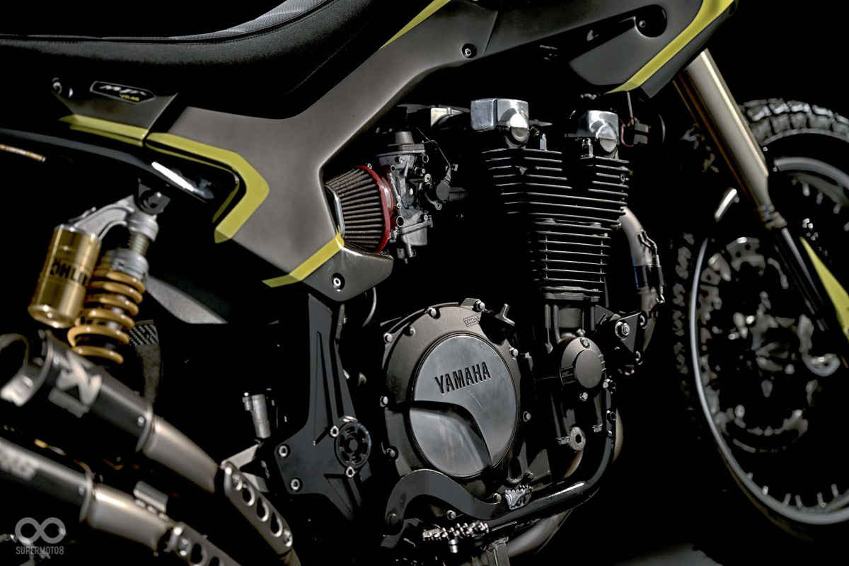 外殼換上了由YZ450移植而來的殼件,流線俐落的線條下壓抑著藏不住的粗獷