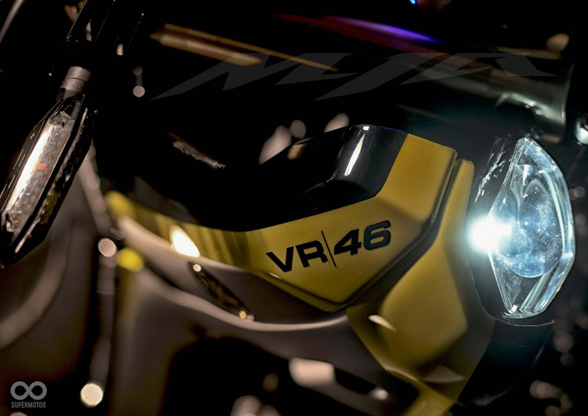 前面板為號碼板,大燈則是位於車頭兩側,並且使用R1的魚眼燈具