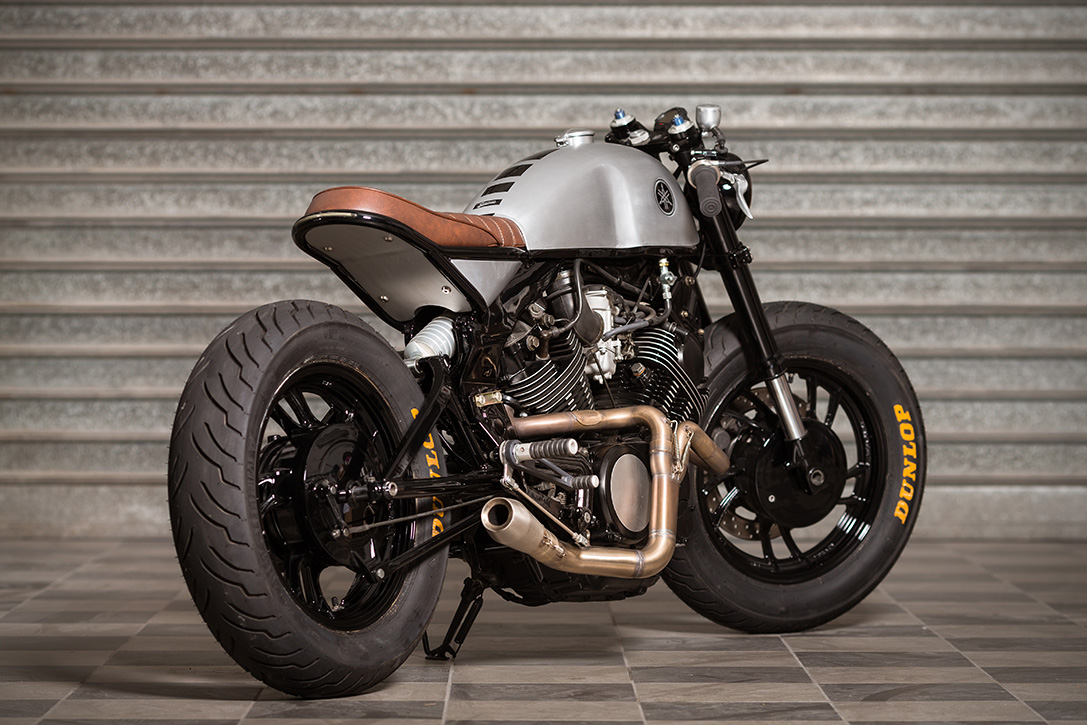 後輪依舊維持鼓煞配置,加上訂製的短排氣管與分離式把手,整體風格由日式嬉皮變成一輛歐式復古肌肉