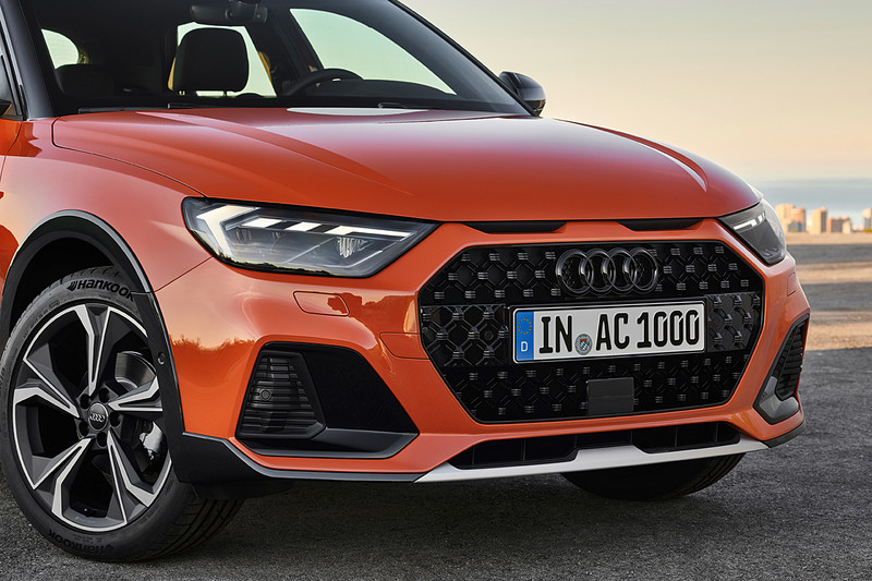 Audi A1 Citycarver採用更像Audi Q系列的八角形水箱護罩，另外進氣孔也與A1 Sportback不同改為雙孔式設計
