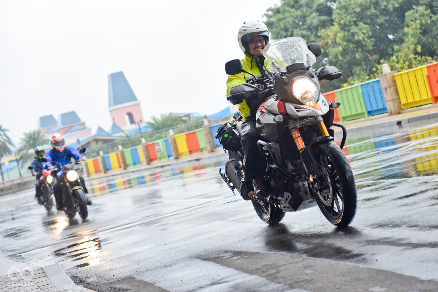 全台各車種車主集結,幾乎每個人都淋的濕答答,但精神令人敬佩