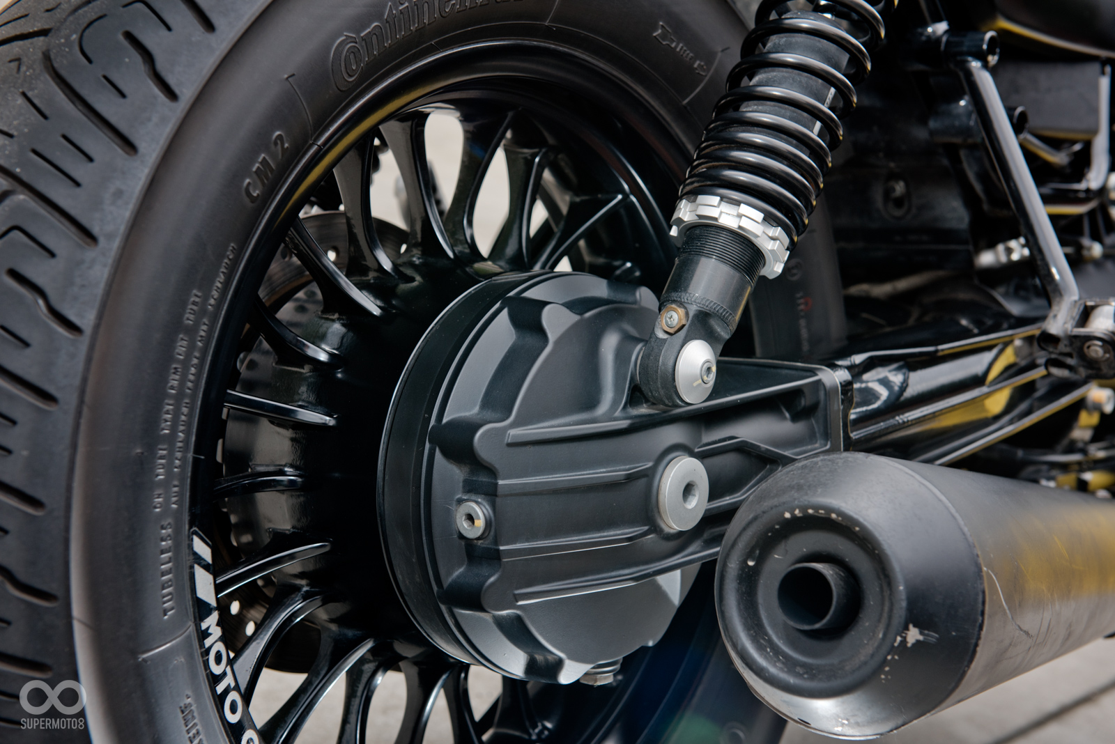 煞車碟的另一側則是Moto Guzzi著名的軸傳動系統