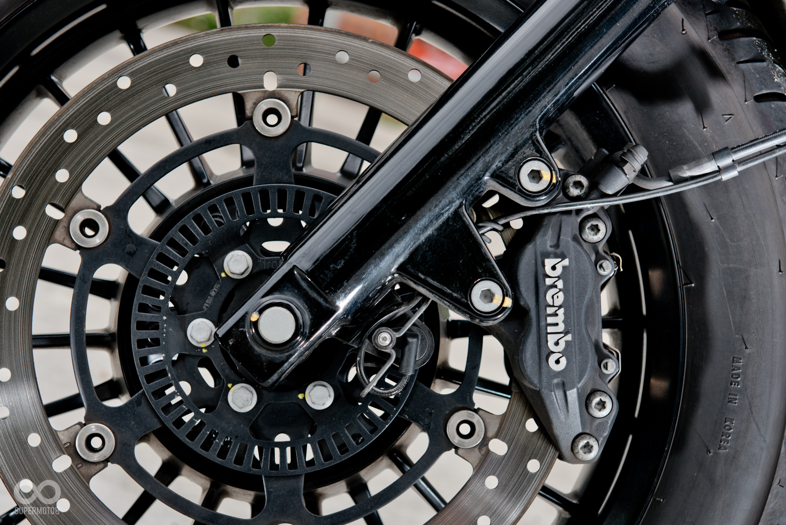 煞車使用的是Brembo的對向四活塞卡鉗，總泵同樣也是Brembo製品，但拉桿距離並不可調