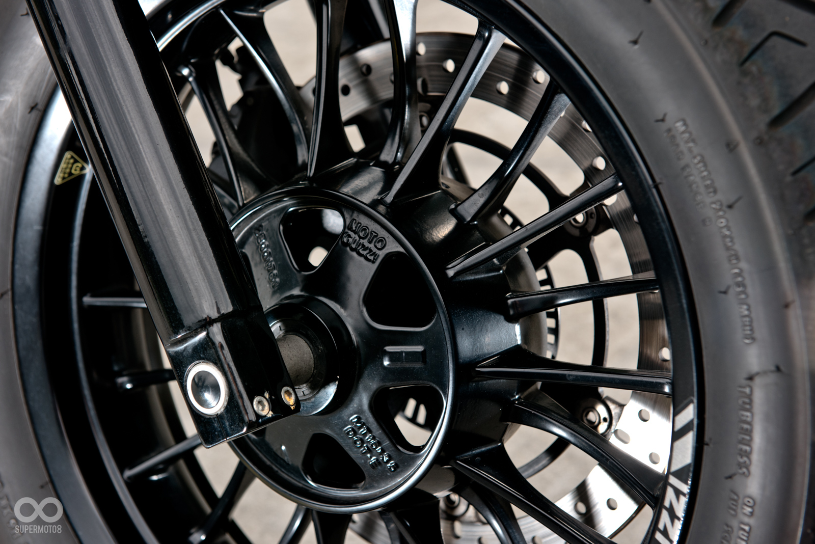 原廠所搭配鋁匡非常的有型，在輪轂的部分也刻意鏤空，施以輕量化