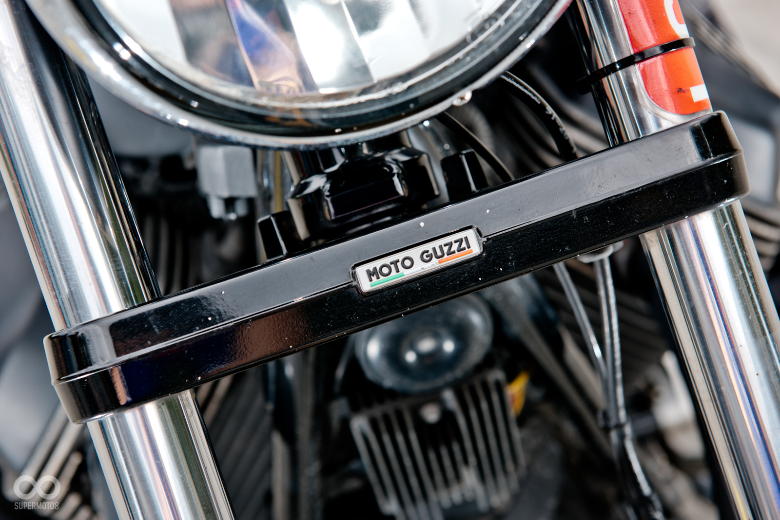 下三角台前端有個小巧的logo下面還巧妙地結合了義大利國旗的三色底線