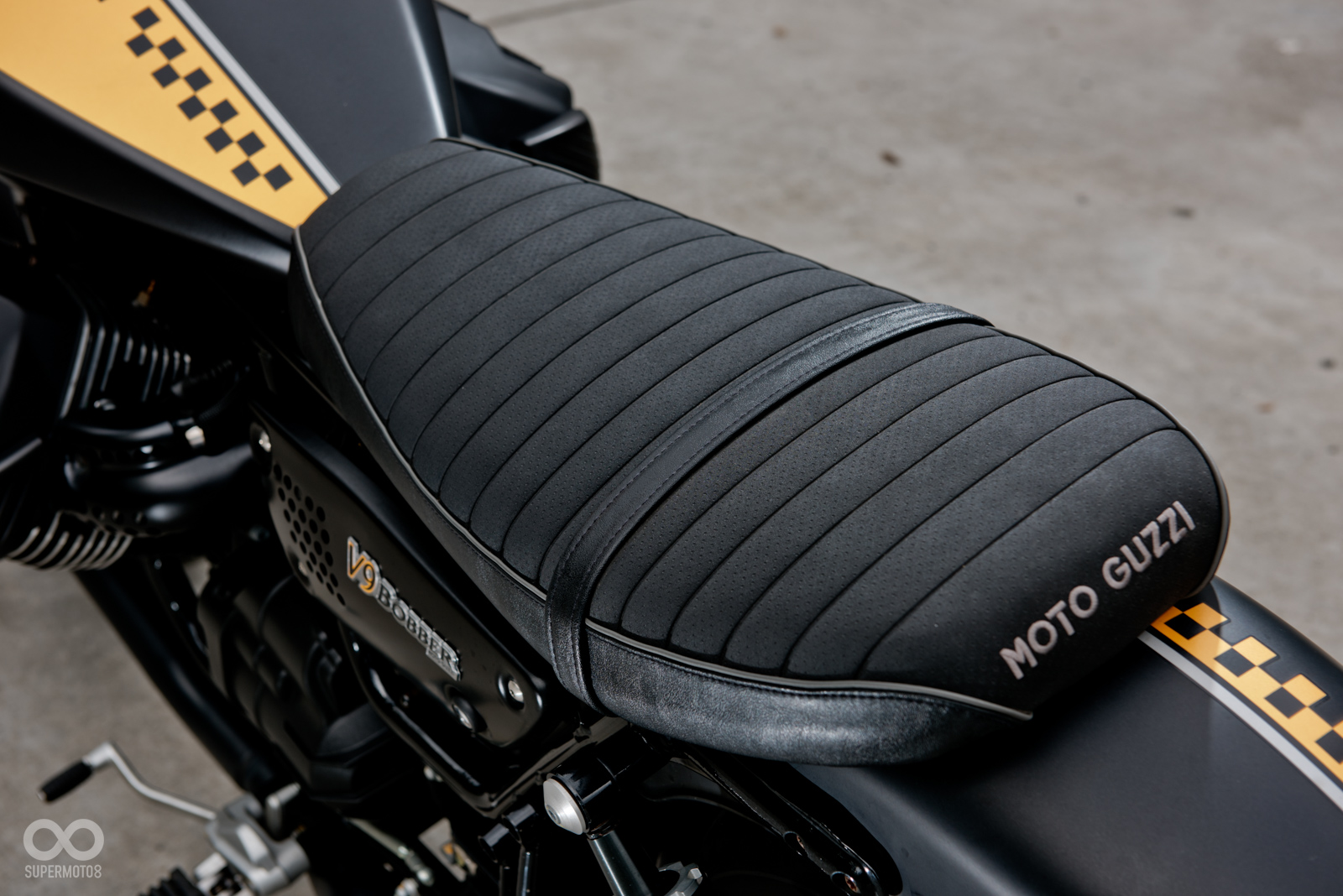 椅墊使用麂皮處理，並且加入經典的毛毛蟲造型元素