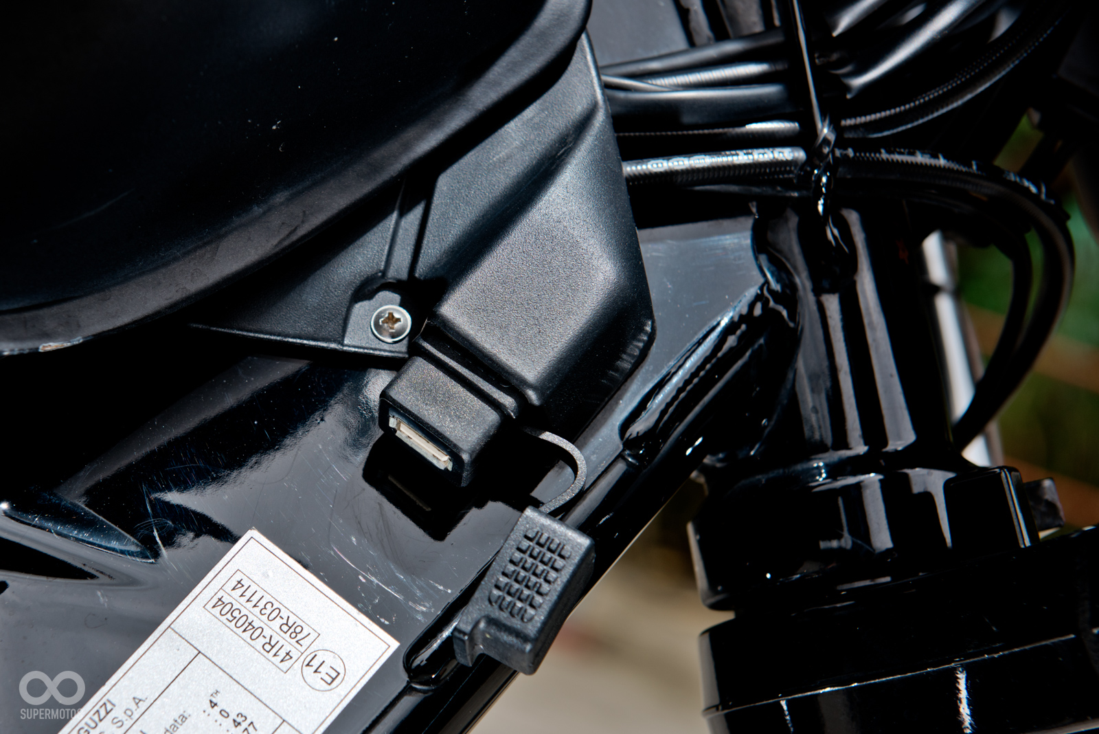 鑰匙的部分加入了防盜晶片，而右側鵝頸處也加入了USB充電座