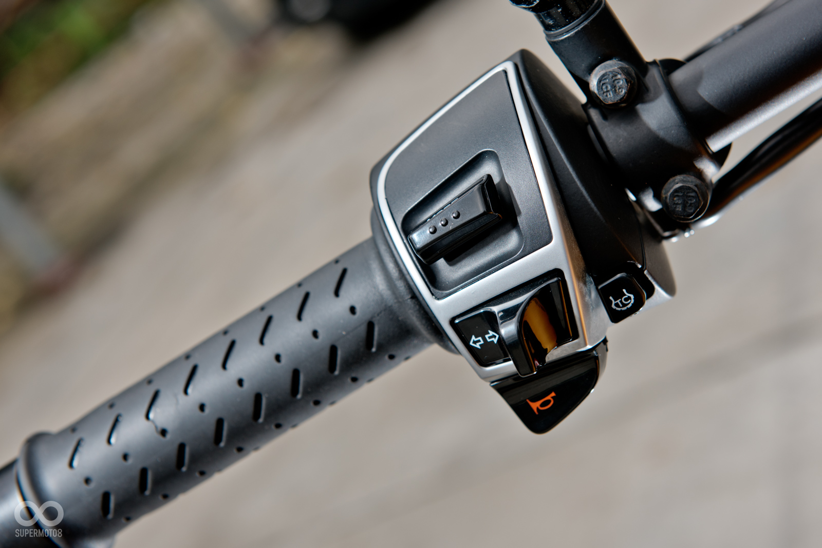 透過左側把手上的按鍵便能控制LCD資訊目的顯示內容，同時也可進行MGTC的段數切換