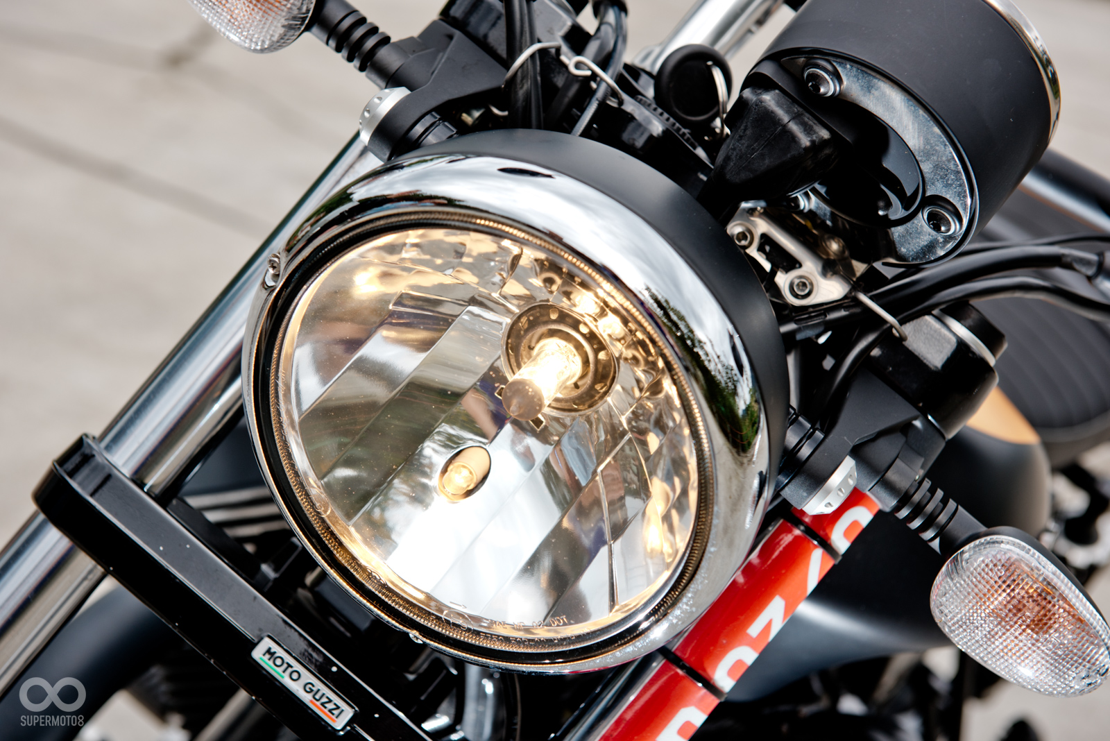 燈具使用的是傳統燈泡，小燈全時點亮，大燈則是發動後點亮