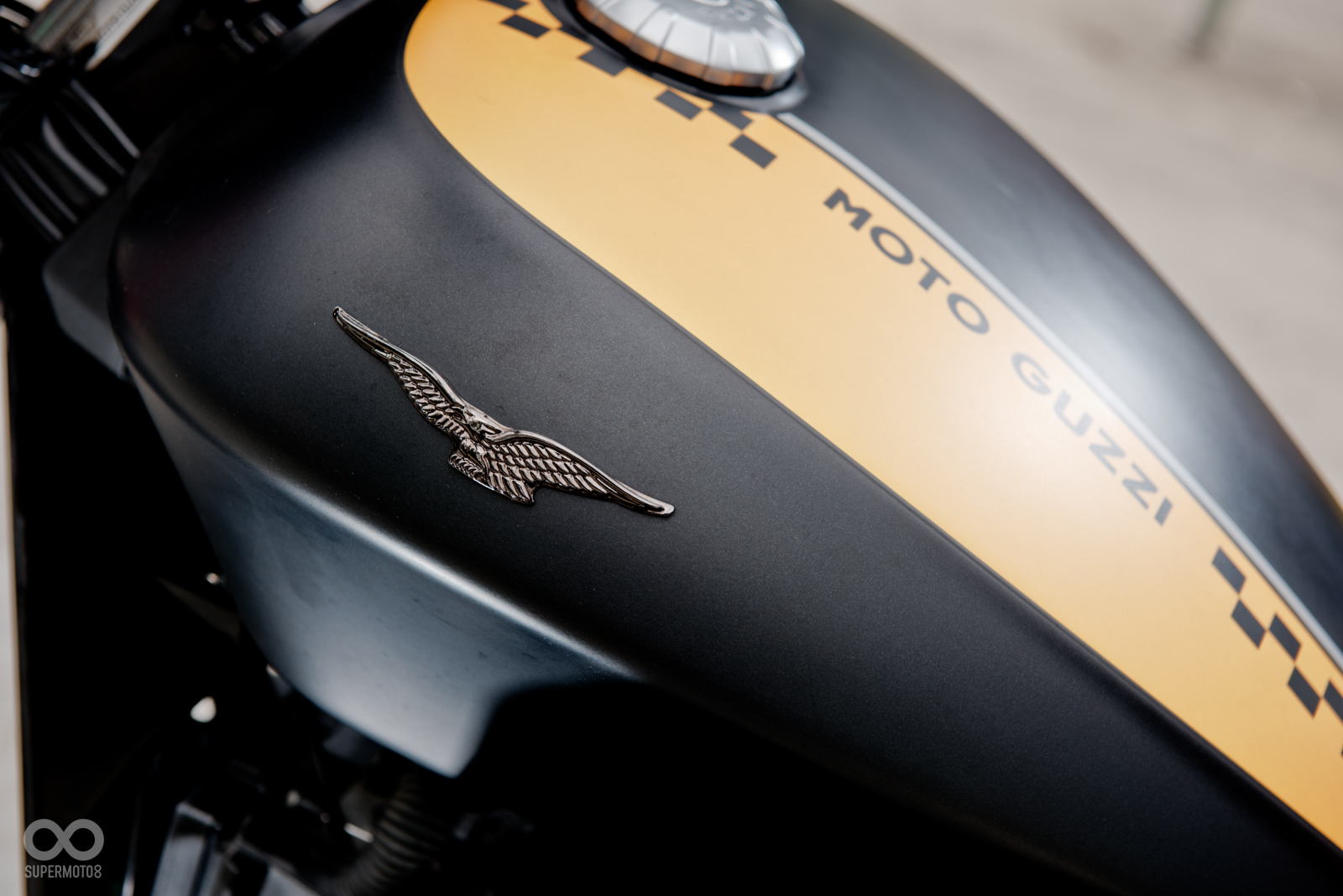 無論是烤漆品質還是冠座的拋光質感都相當到位，毫不馬虎