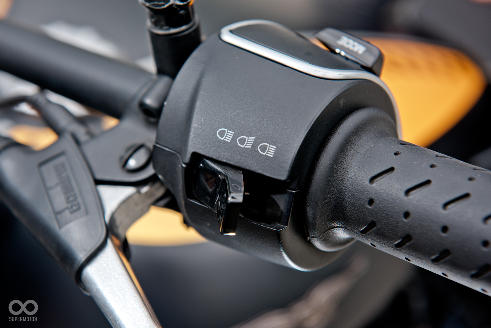 按鍵的配置簡單明瞭，左側還設有駐車警示燈開關