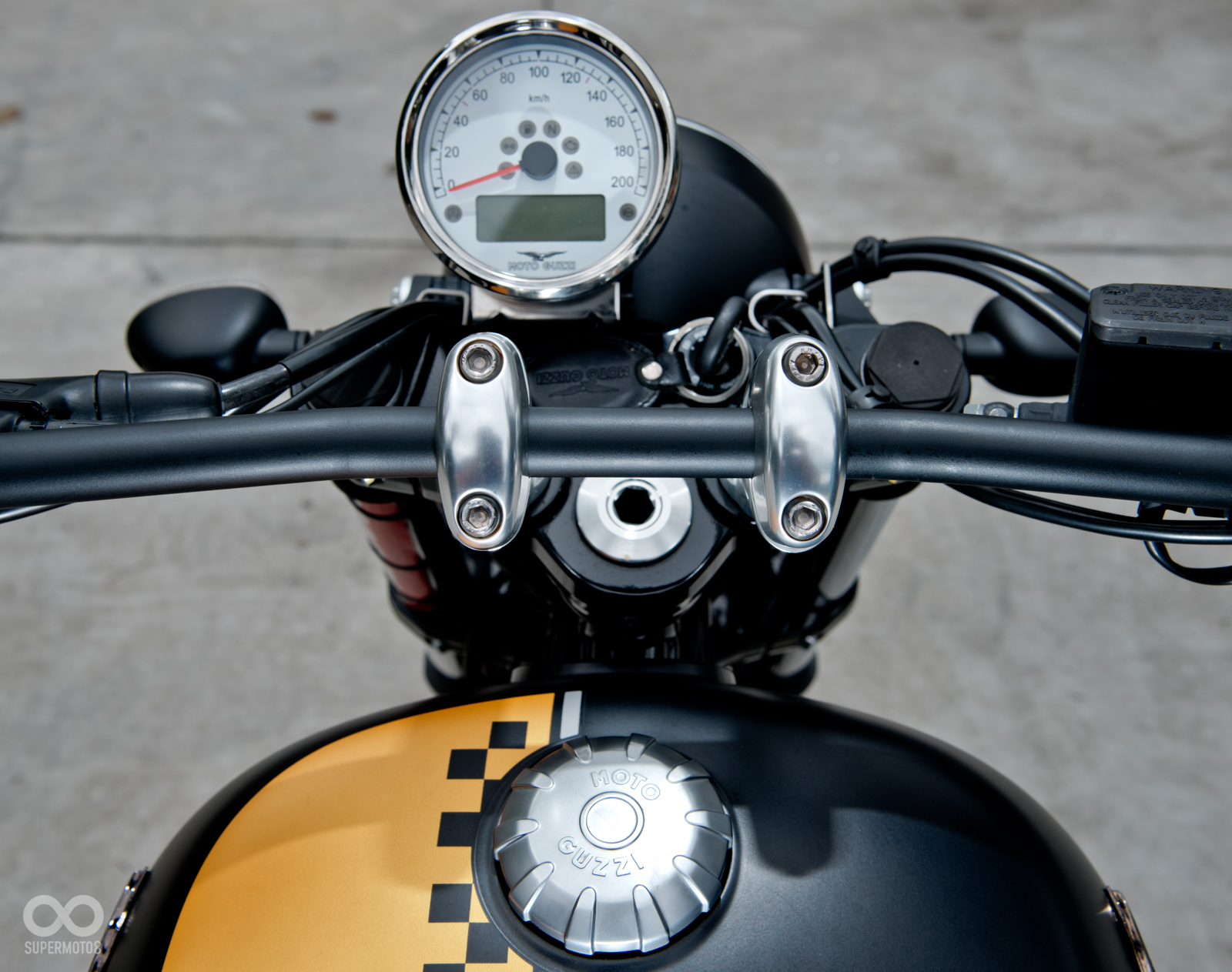 儀表板刻意地偏向左側，為了是讓駕駛能在安裝手機架後依然能清晰地看到儀表訊息