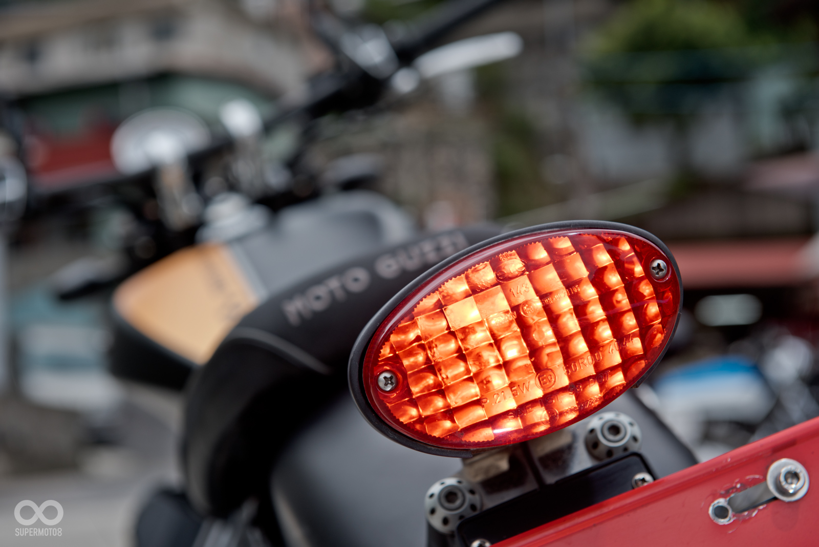 尾燈同樣採用傳統燈泡，而機能取向的後土除在造型上就顯得有些笨重