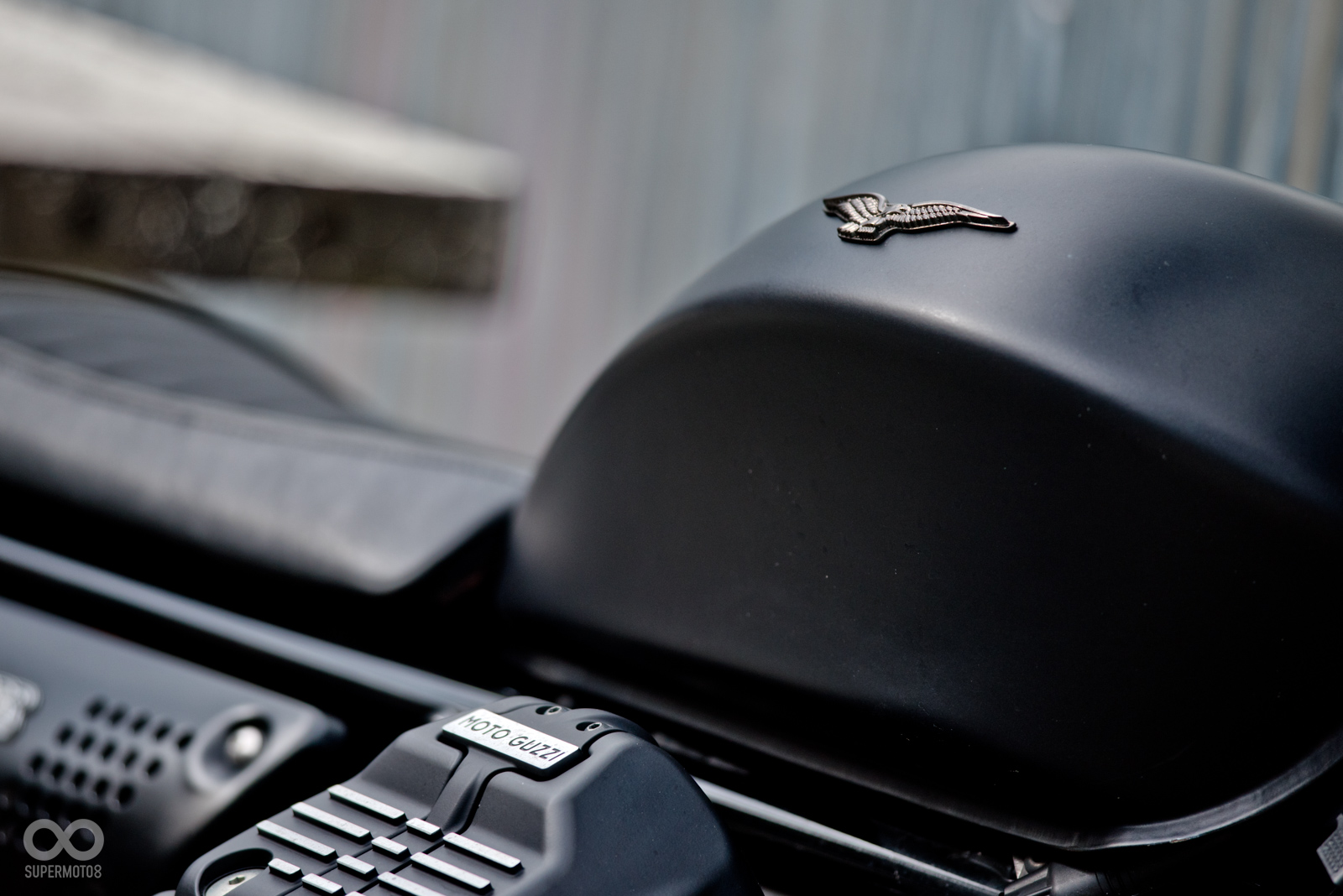 油箱的線條有別於以往傳統淚滴造型，加入了幾何型態的折線元素，讓風格更為強烈