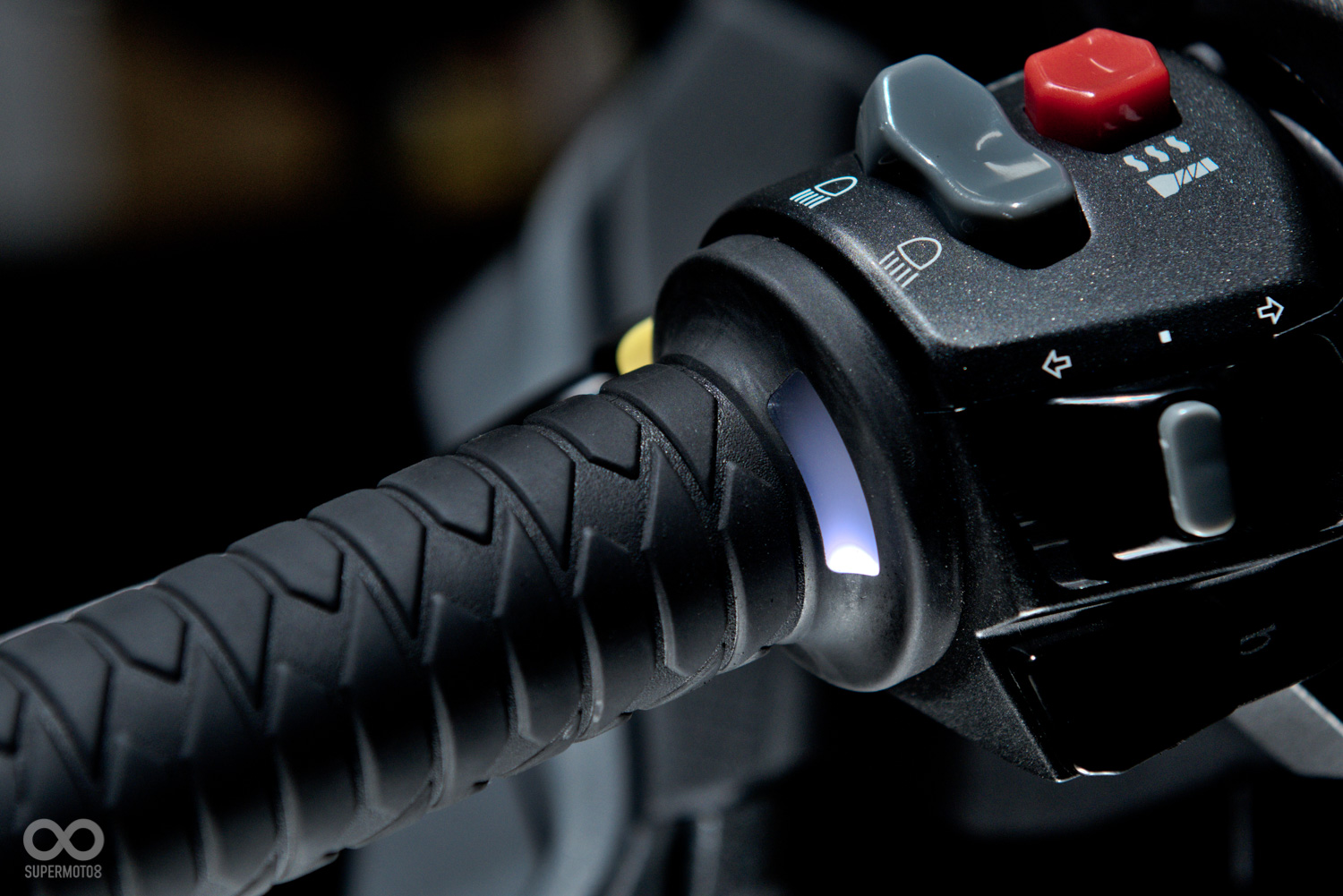 全車系均搭載加溫把手,開啟時除了儀表上會有燈號,在左側把手上的光條也會亮起,以提醒使用者