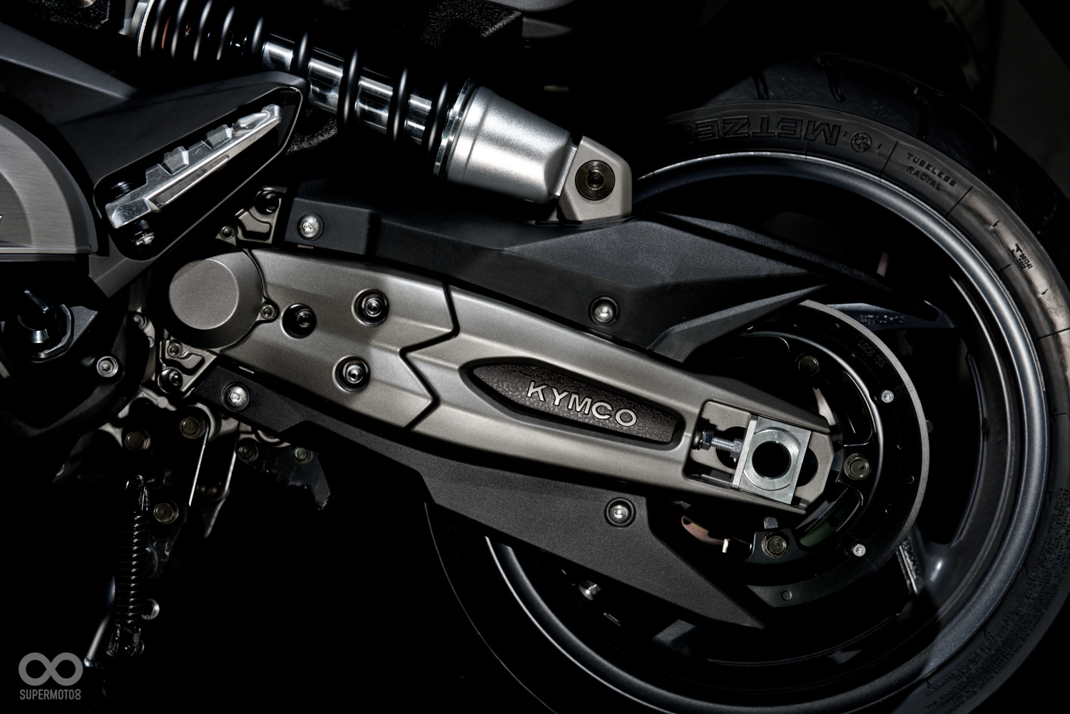 AK550使用搖臂設計,大幅減低後輪荷重,而避震則是採用側置單槍設計