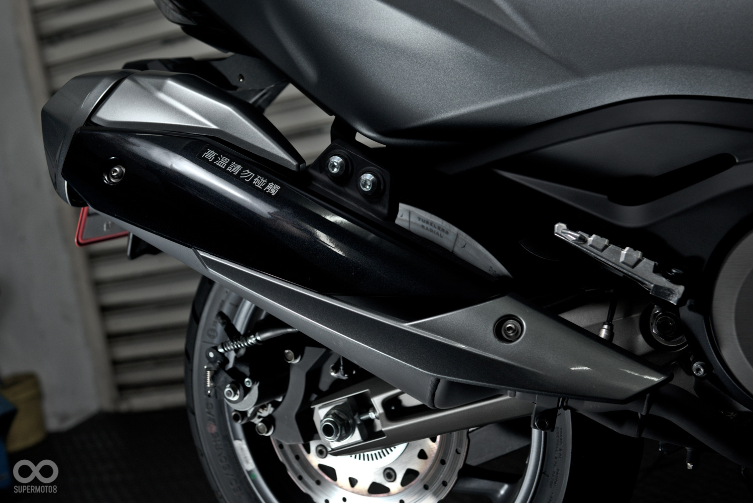 排氣管防燙蓋共有三片,除了好看,全包覆式的設計也讓整體更安全