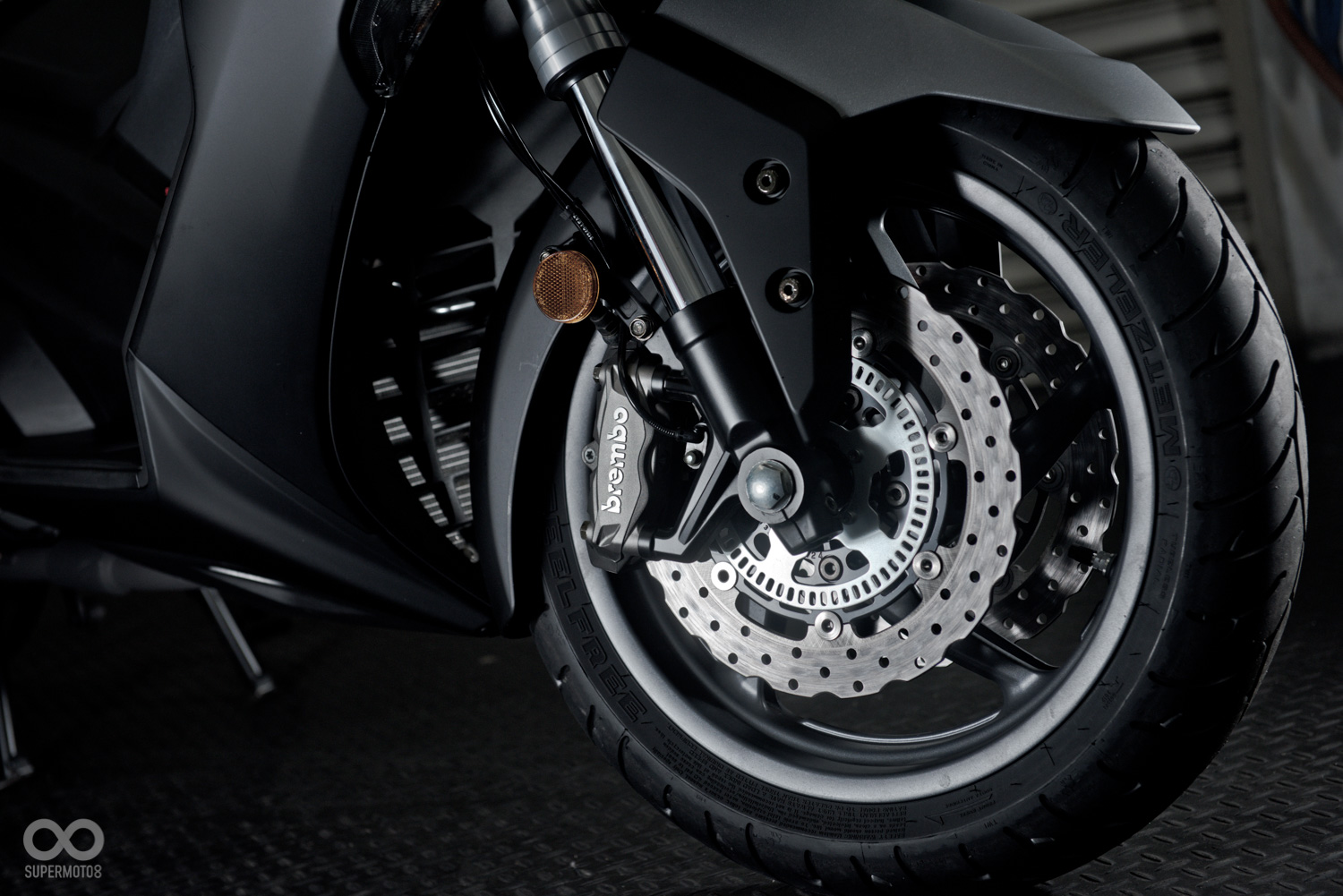 原廠搭載BREMBO對向四活塞輻射卡鉗,前叉則是41mm倒立式前叉