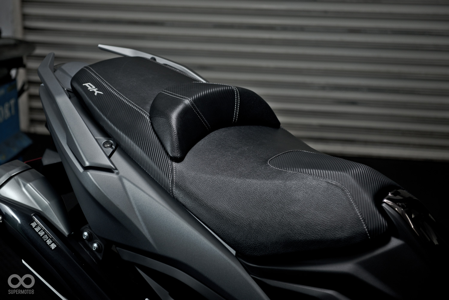 坐墊發泡綿設定偏硬,支撐力十足,座高僅785mm相當親民,多數的騎士都能輕鬆駕馭