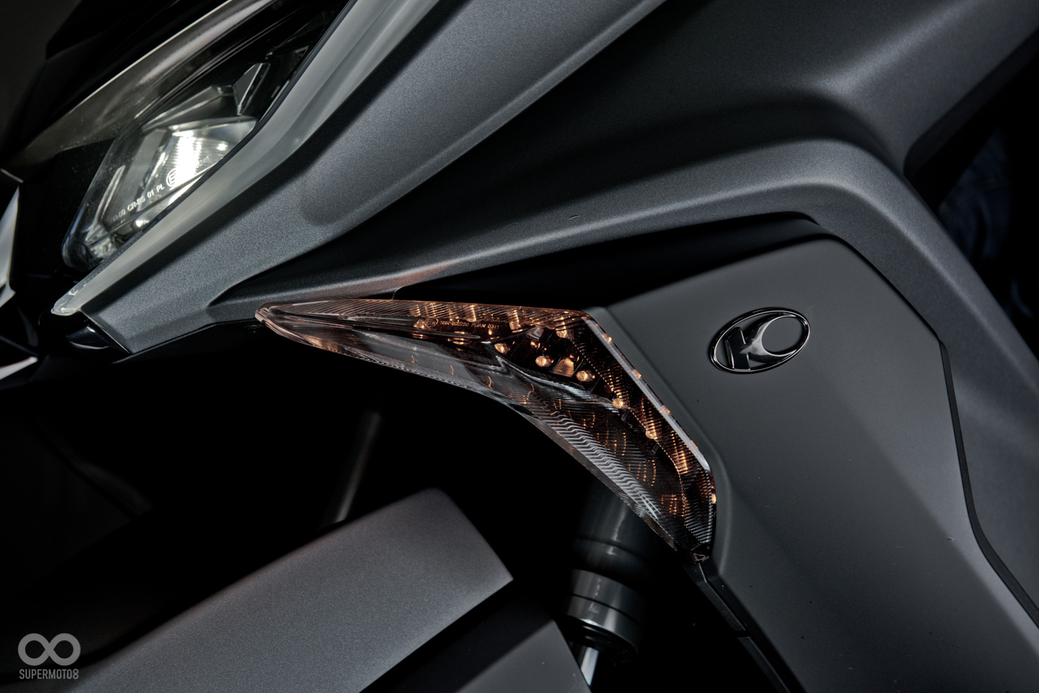 全LED的方向燈組,流線的箭矢造型也為車側的線條增添了幾分速度感