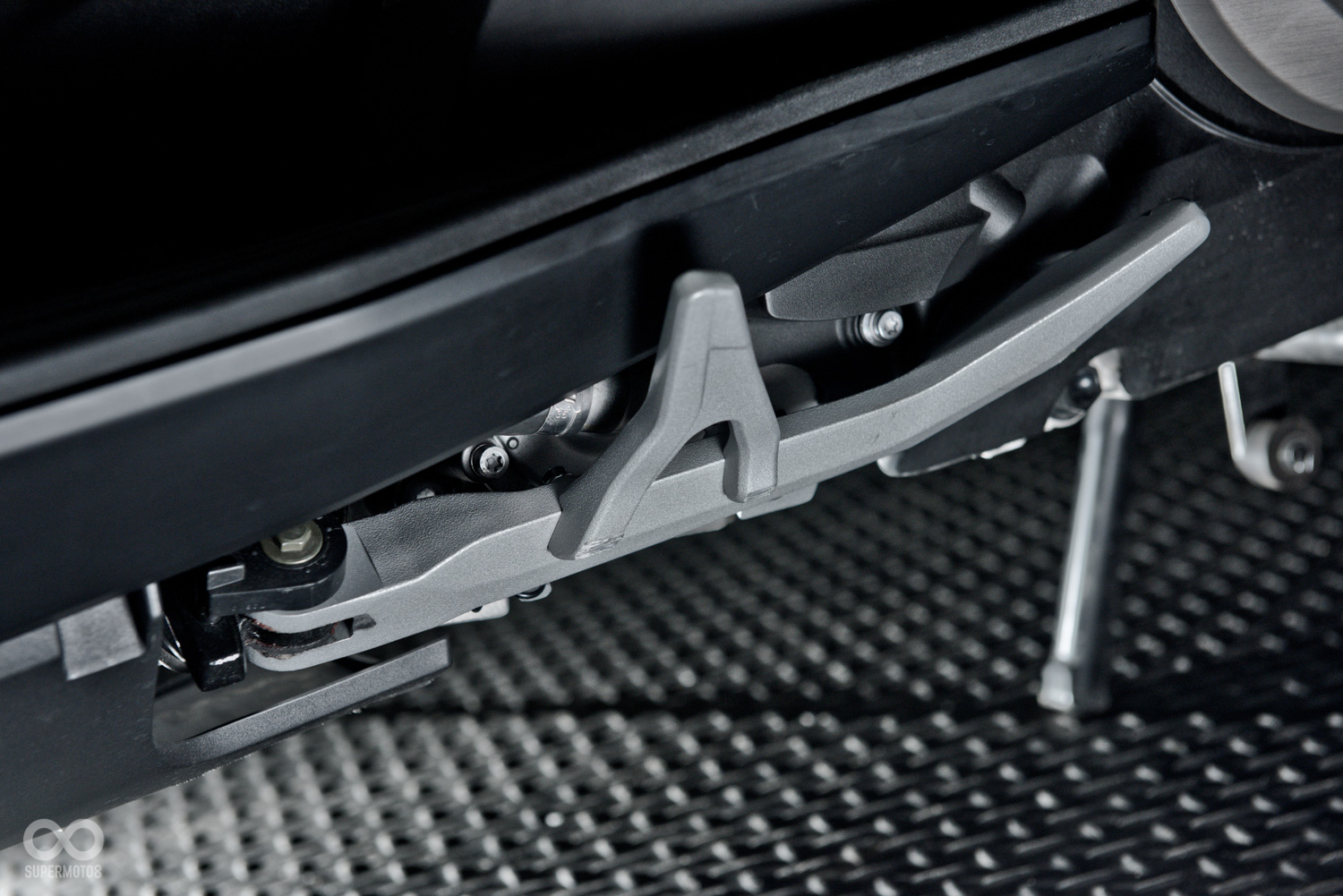 就連側柱都相當精緻,幾乎看不到分模線,處理細膩完全不輸進口車