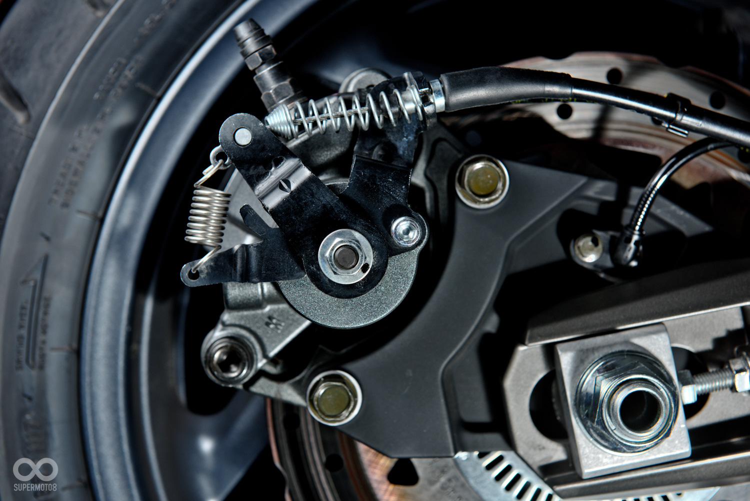 後制動所搭配的卡鉗,除了油壓驅動還複合了手煞車的機械式煞車,讓停車更為便利