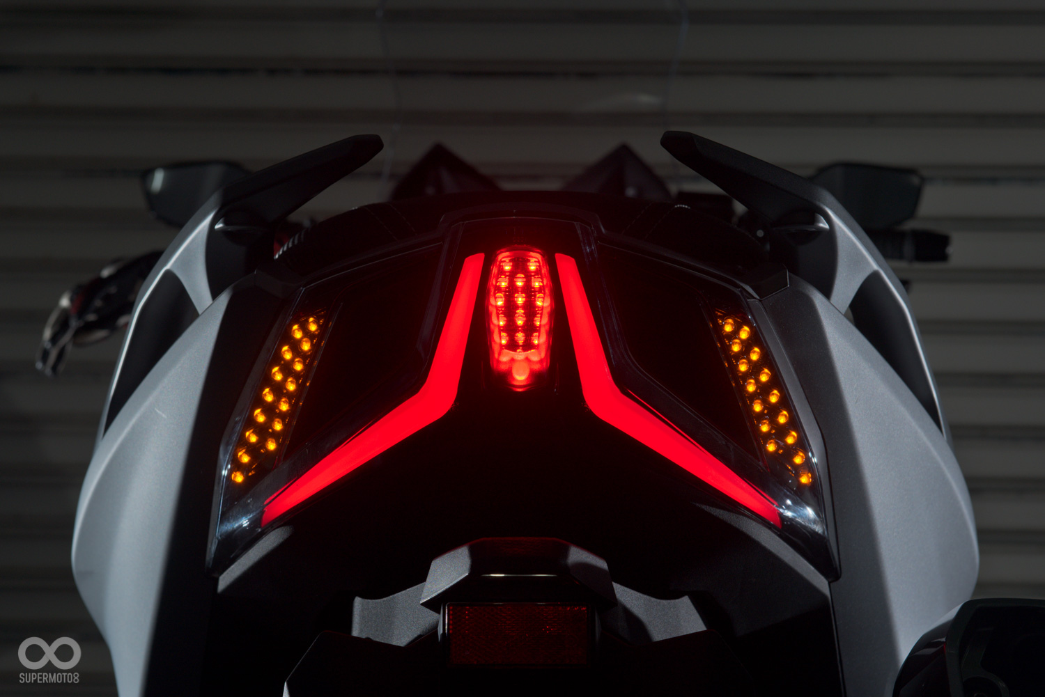 尾燈同樣採用全LED配置,利用導光條與燈晶混搭,營造除強烈的立體感