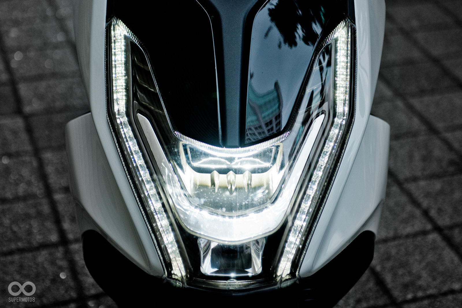 正面的LED車燈造型採用了類似U型的視覺設計，打造出一種鳳凰展翅的意象