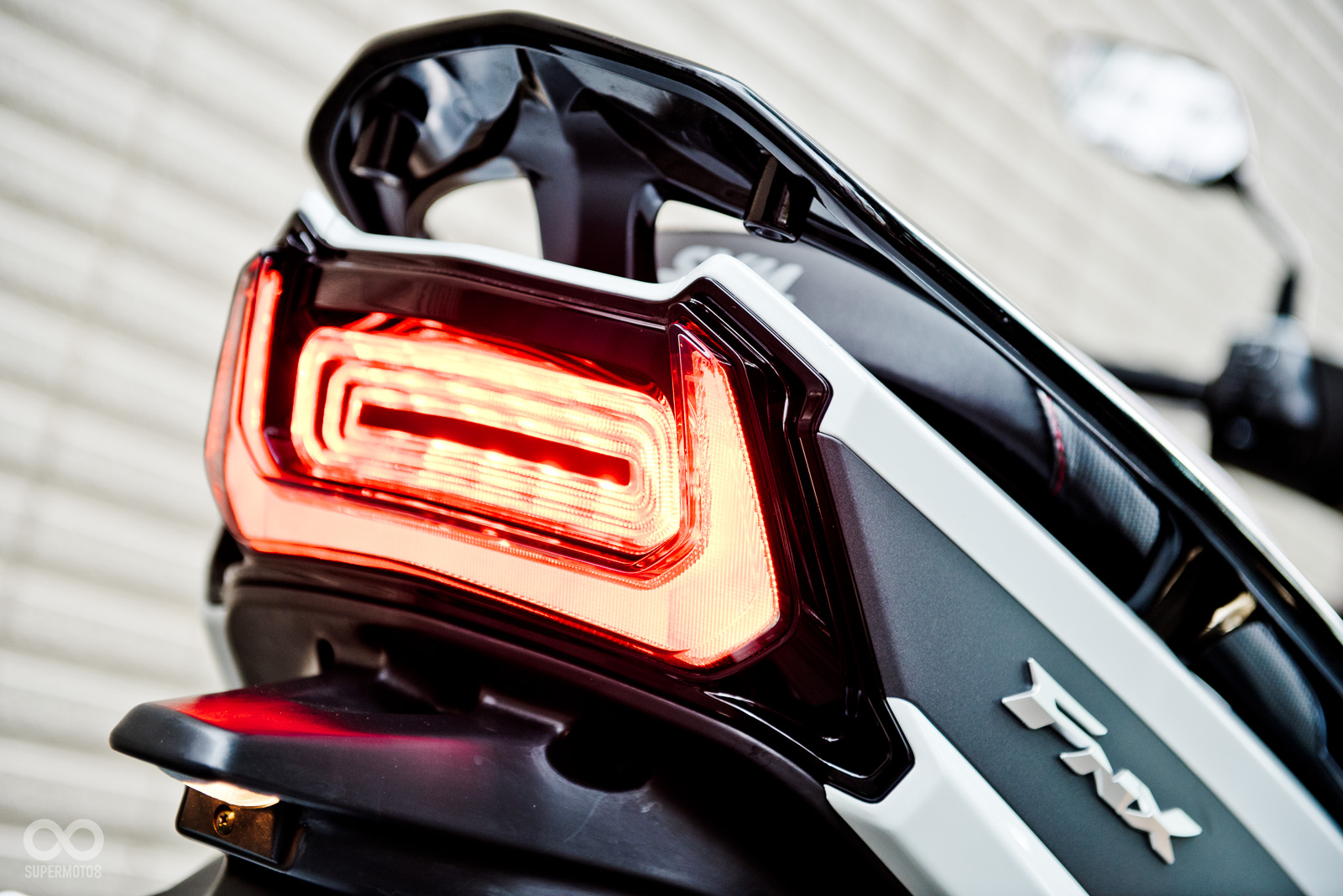 前後車燈都採用了U型的設計語彙，並全數採用LED燈組，讓SYM FNX在造型上顯得與眾不同