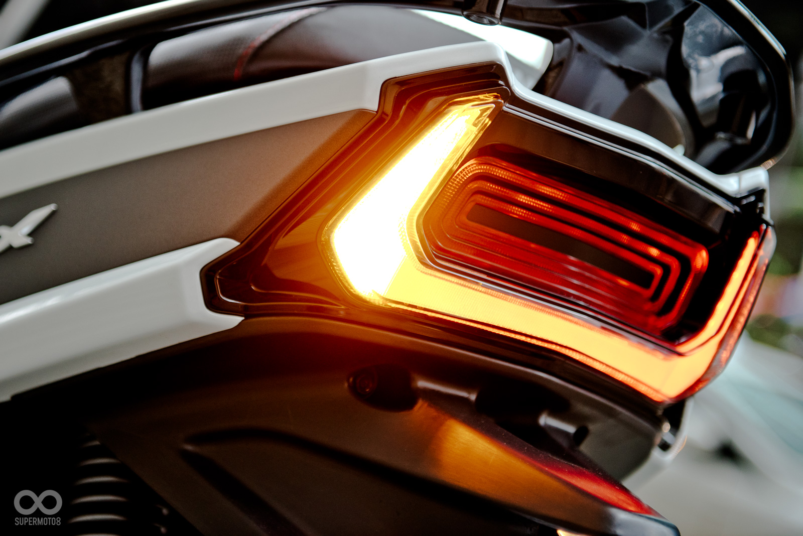 FNX的LED尾燈使用大膽的平面設計，加上U型的光條走線，巧妙的將方向燈以及煞車燈包入其中