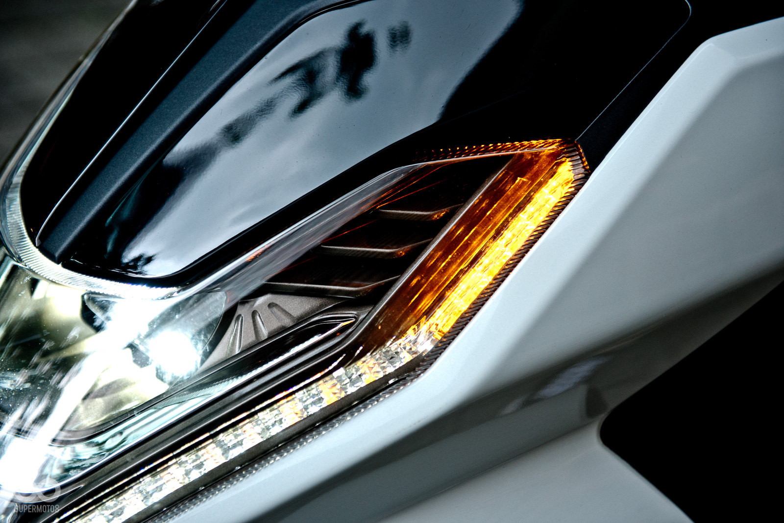 將LED方向燈與導光條做結合，打造出獨特的車燈設計