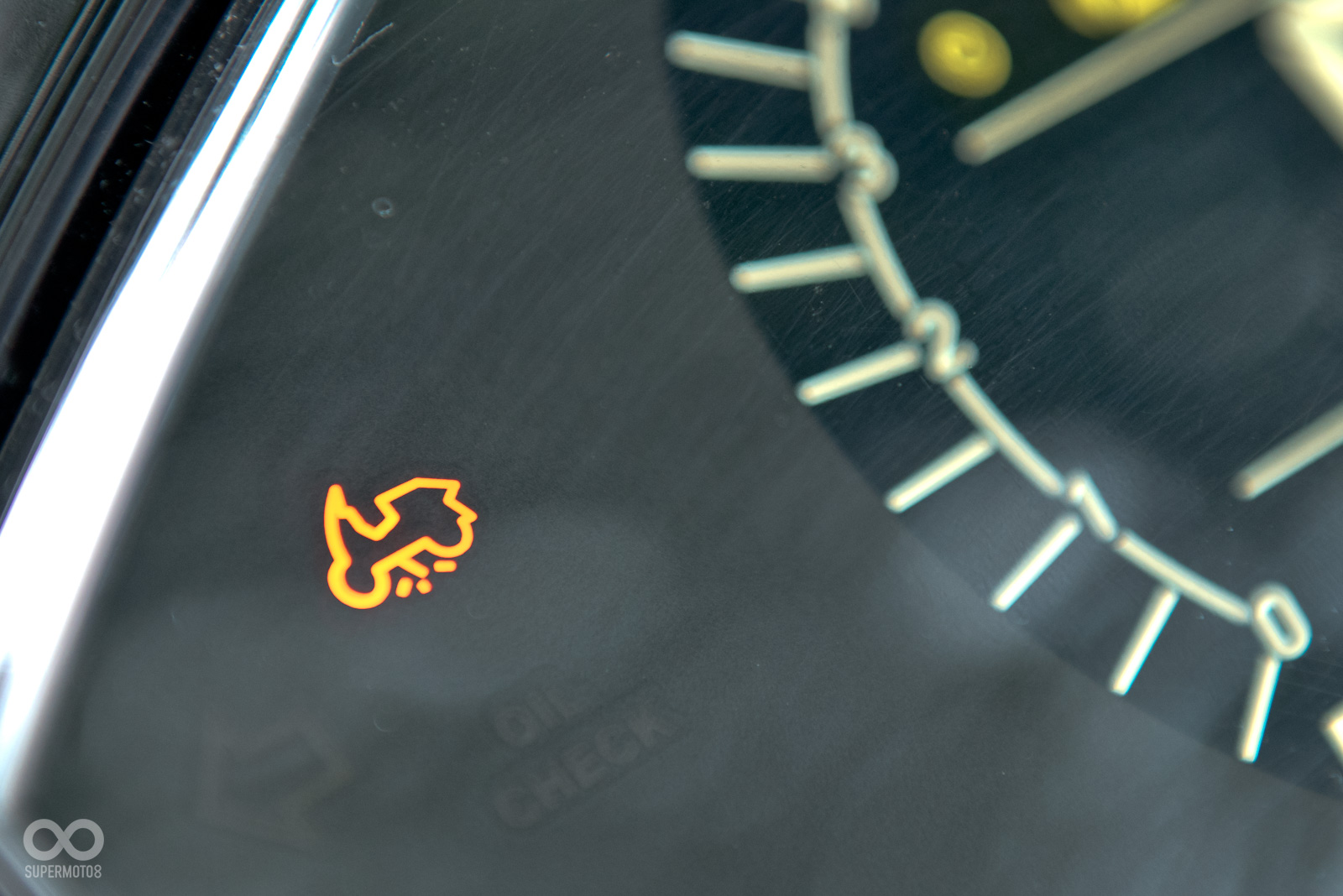 通常在大車上才比較容易見到的側柱感應燈