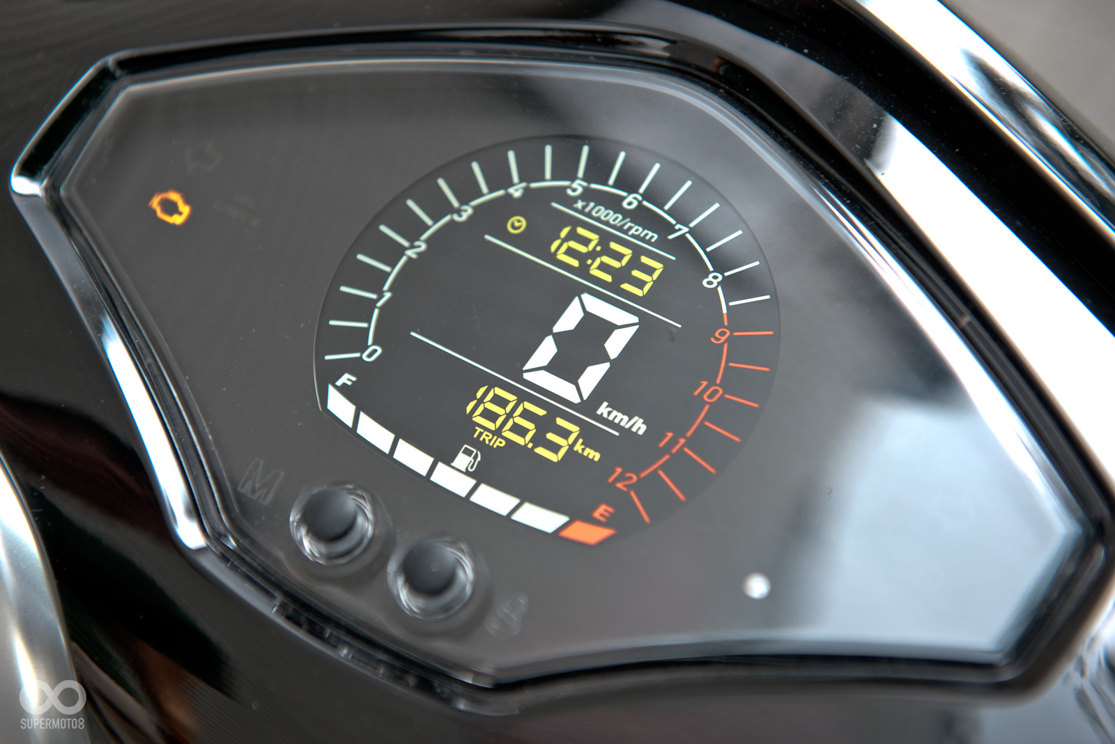 FNX的儀表更是用上的時下常見的環境光源感測，會根據周遭自通調整亮度