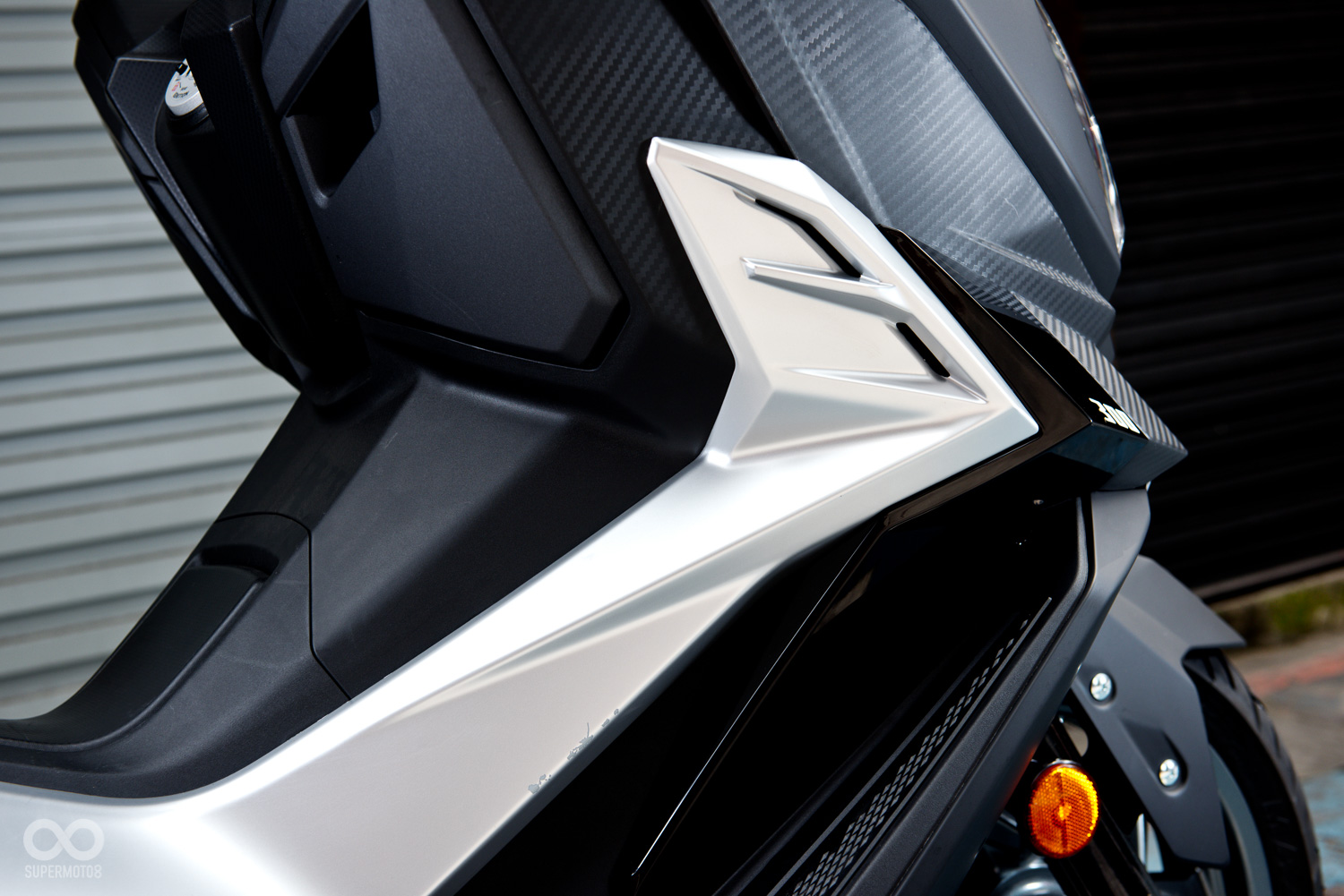 從車側能看到相當明顯的多材質跳色處理，這樣的設計除了讓造型更強眼，細節也更為多元