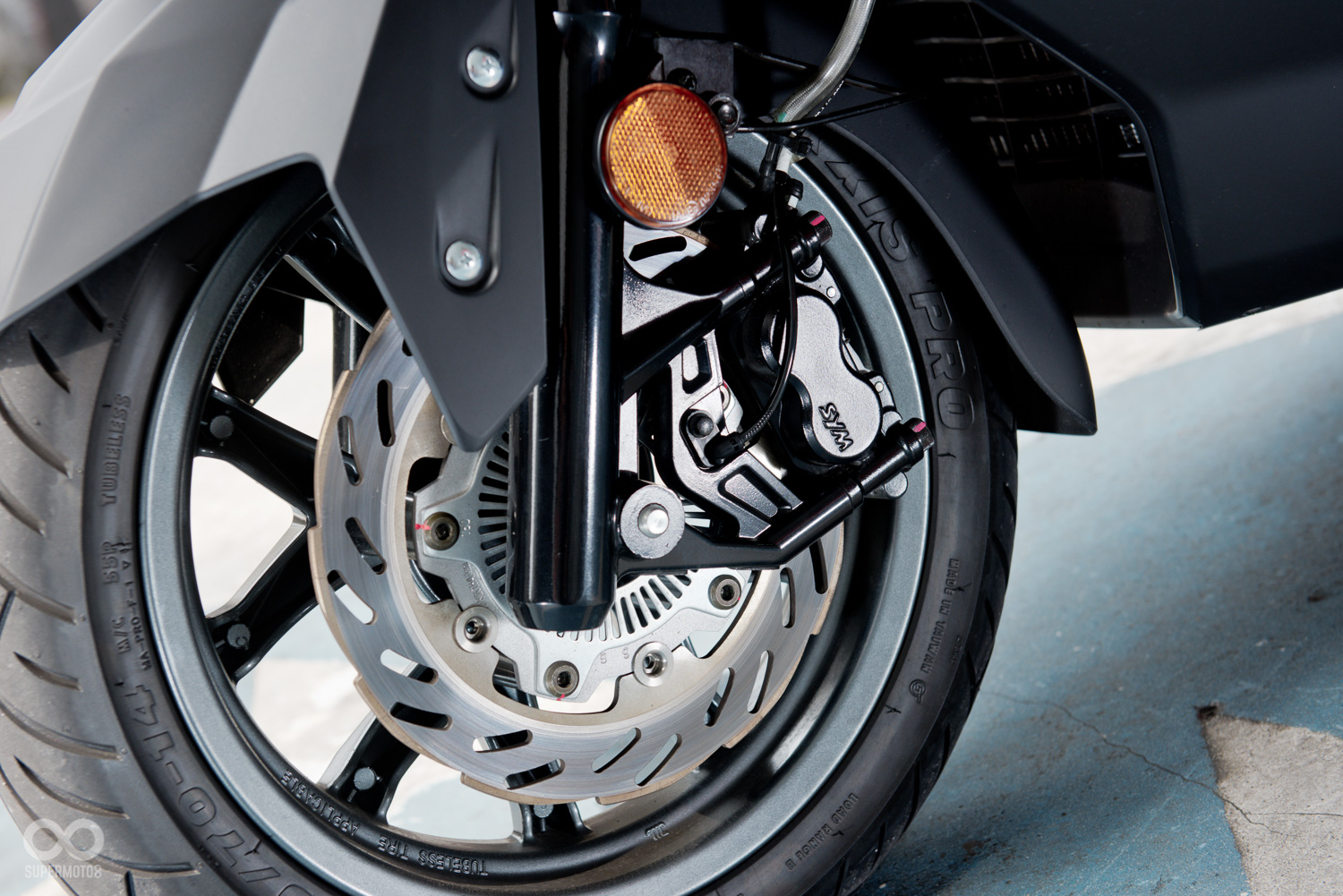 制動方面，台灣的版本與外銷版不同，以260mm的浮動碟搭配對向四活塞輻射卡鉗，制動性能更優異