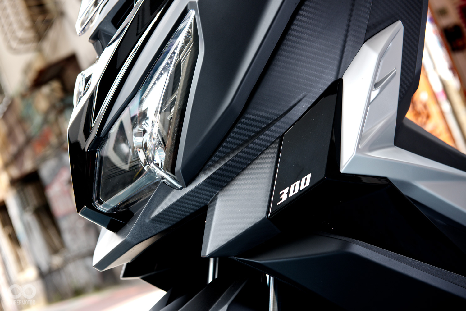 CRUiSYM 300使用的是H4規格的雙魚眼大燈，遠近光的切換則是使用電磁閥設計