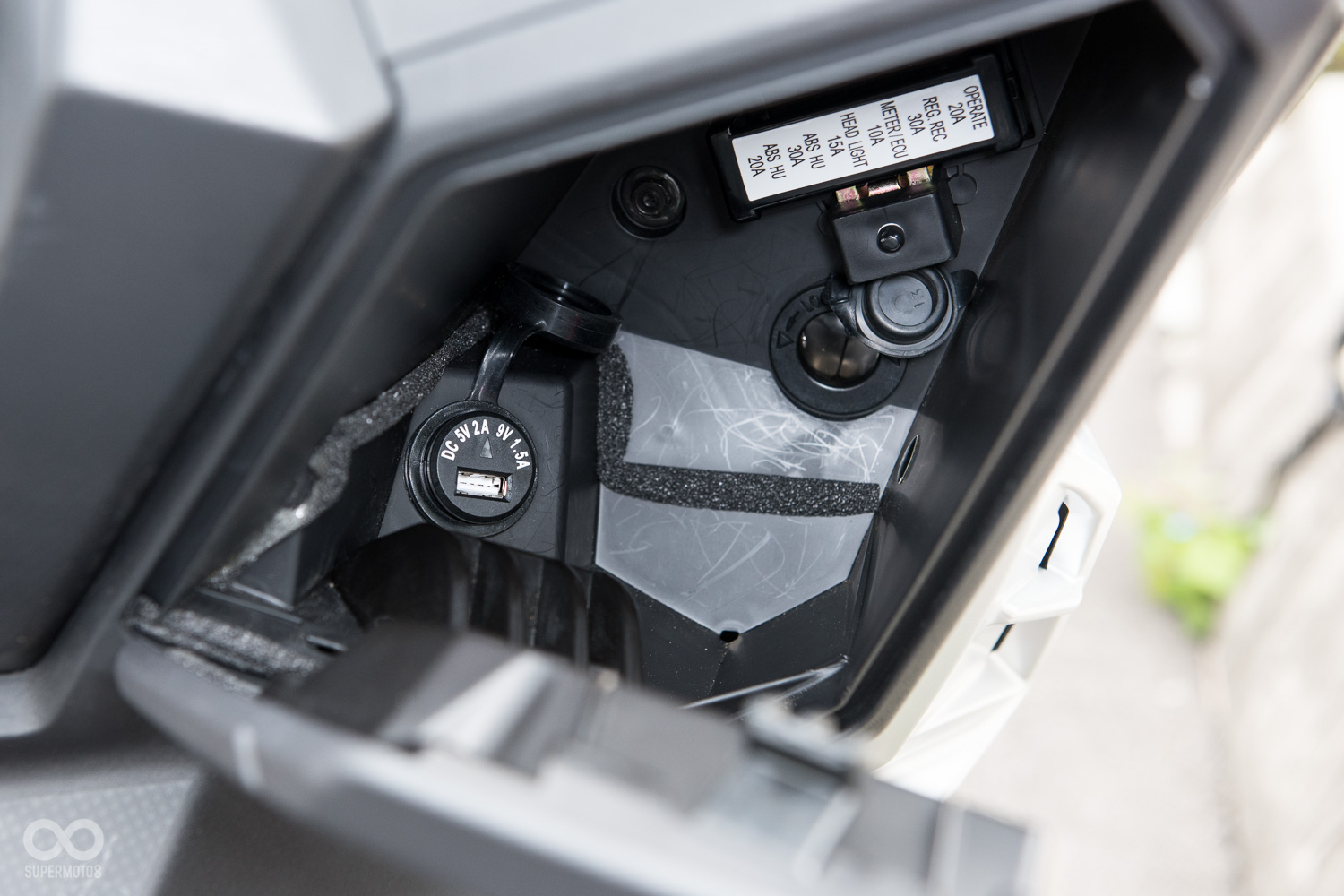 除了兩種規格的電源供應座，CRUiSYM的保險絲也同樣位於手套盒，與其他車款相比無論是檢修還是更換都方便許多