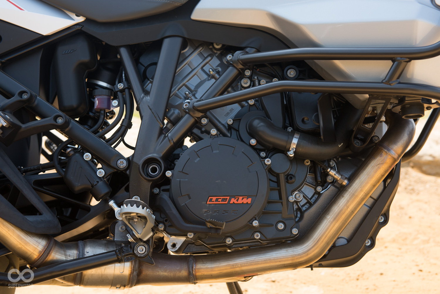 1290 Super Adventure與1290 Super Duke R使用相同的1,301c.c. V-Twin引擎,但在動力調教上略有不同