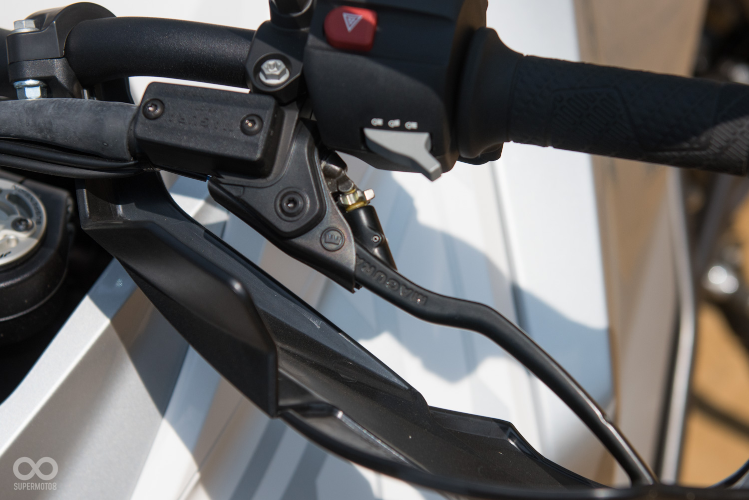 原廠被配備油壓式離合器,手感Q彈,長時間使用也不易疲勞