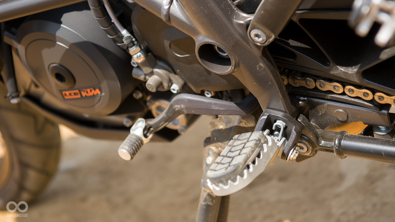 腳踏為正規的越野踏板,相當的短小,若希望擁有更穩固的踩踏感,也可將橡膠襯墊移除