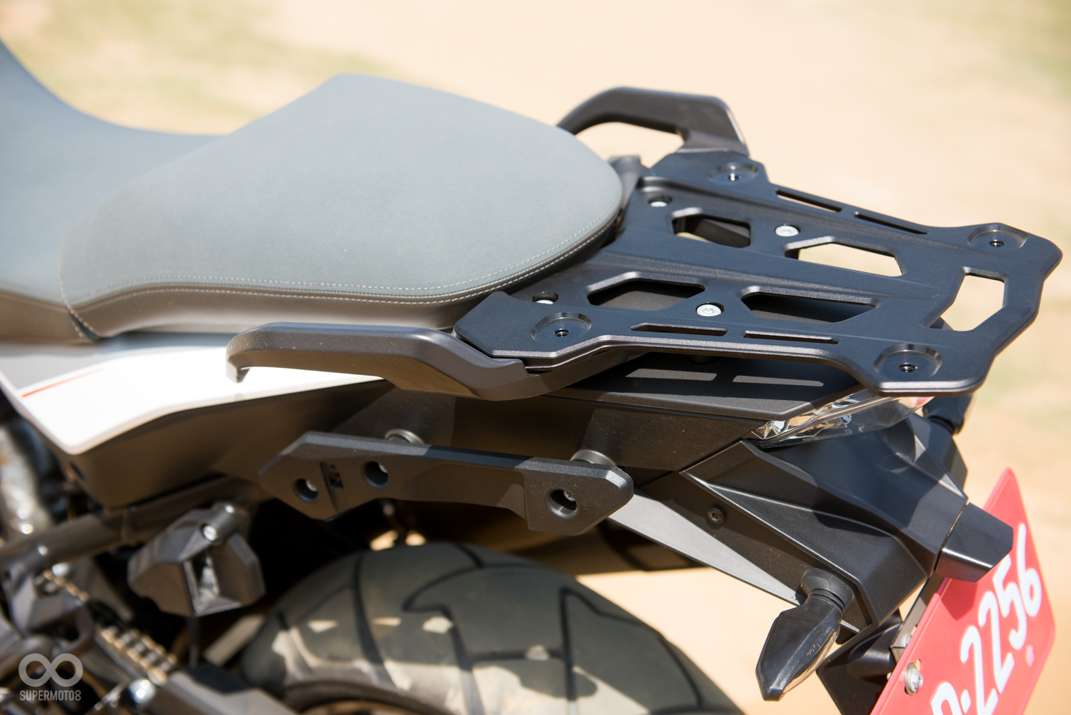 在後箱與側箱的部分原廠也預留了鎖點,只要向原廠加購箱體便可快速的安裝