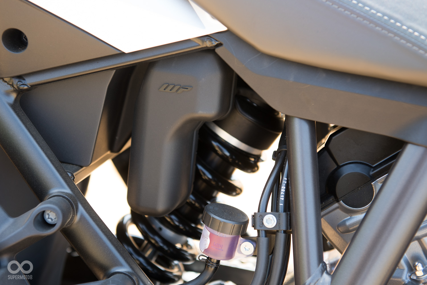 前後均為WP的電子懸吊,並且採用半自動式設計,可透過儀表調整阻尼以及預載設定