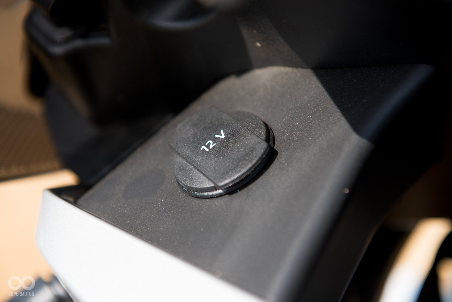 在車手的左側加入12V的電源供應