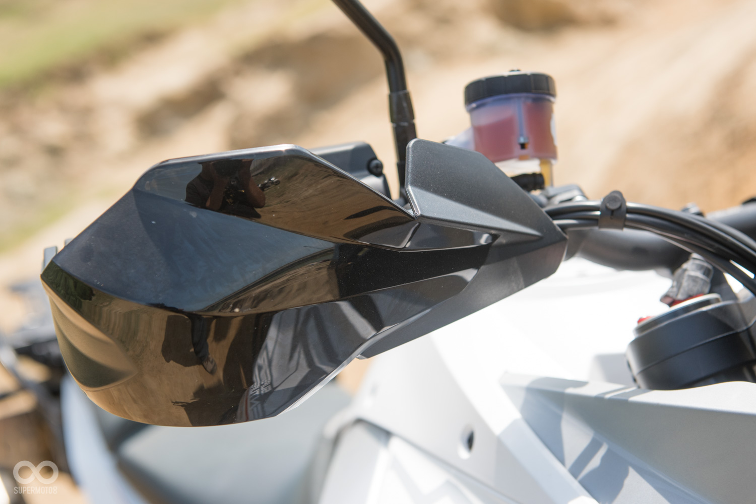 越野車絕對不能少的護弓,能有效地保護騎士雙手,不被碎石樹枝所傷